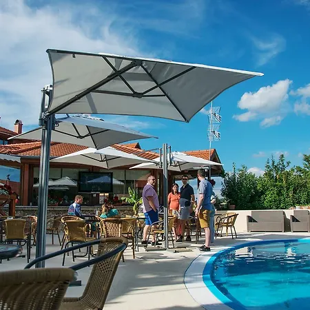 Kavics Klub&hotel 4* فيلينس
